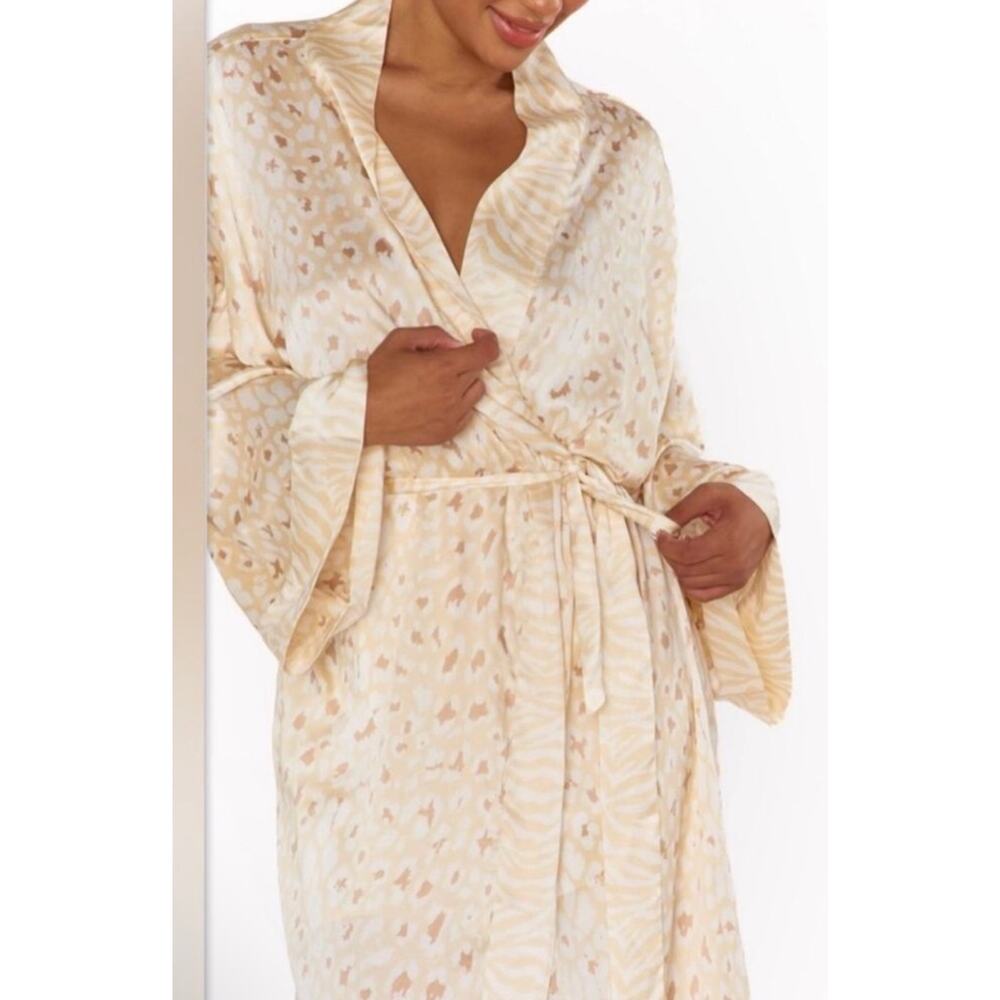 Show Me Your Mumu Harlow Silkey Robe Animal Print Cheetah Zebra Cream & Tan O/S - Picture 2 of 16